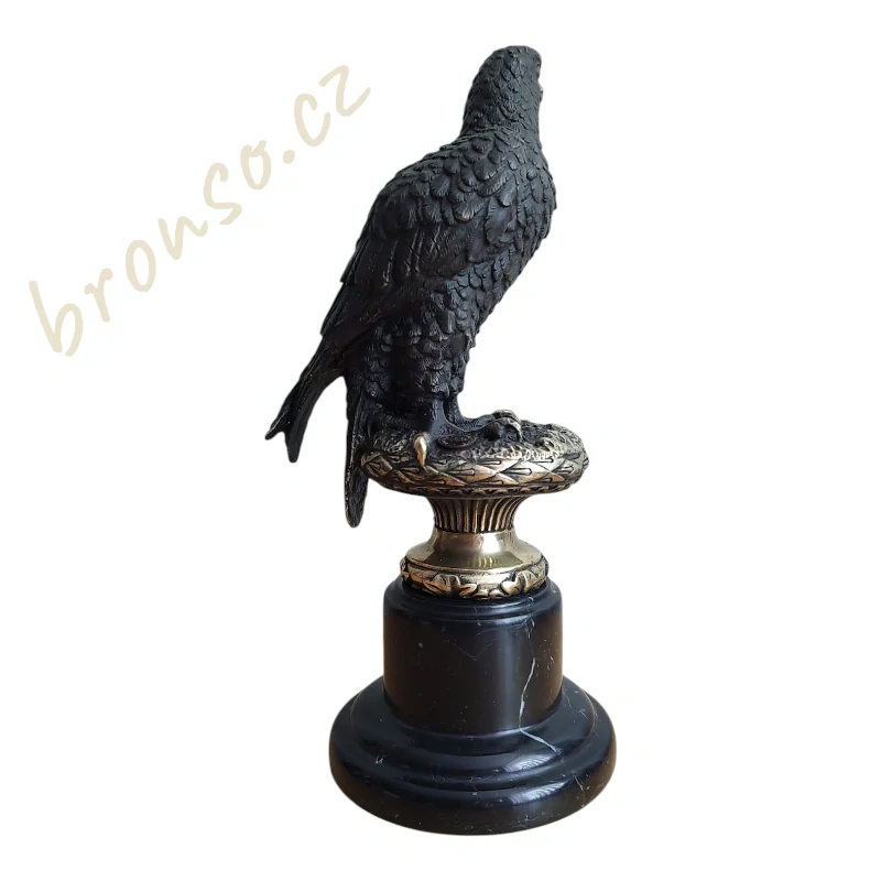Orel na mramorovém podstavci – signovaný bronz A. Thorburn, francouzská sběratelská socha