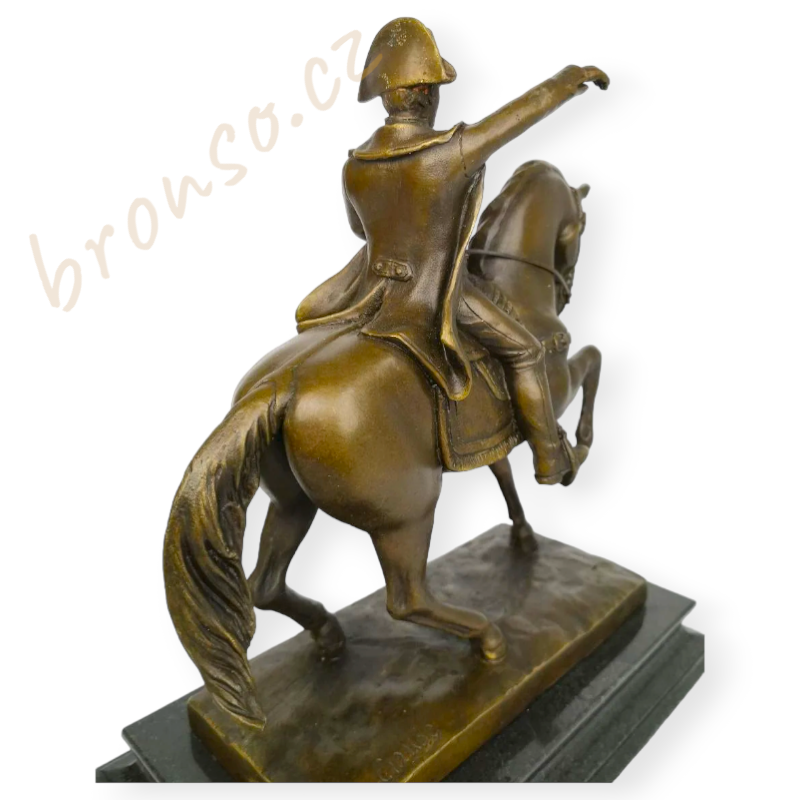 Napoleon Bonaparte na koni – bronzová socha