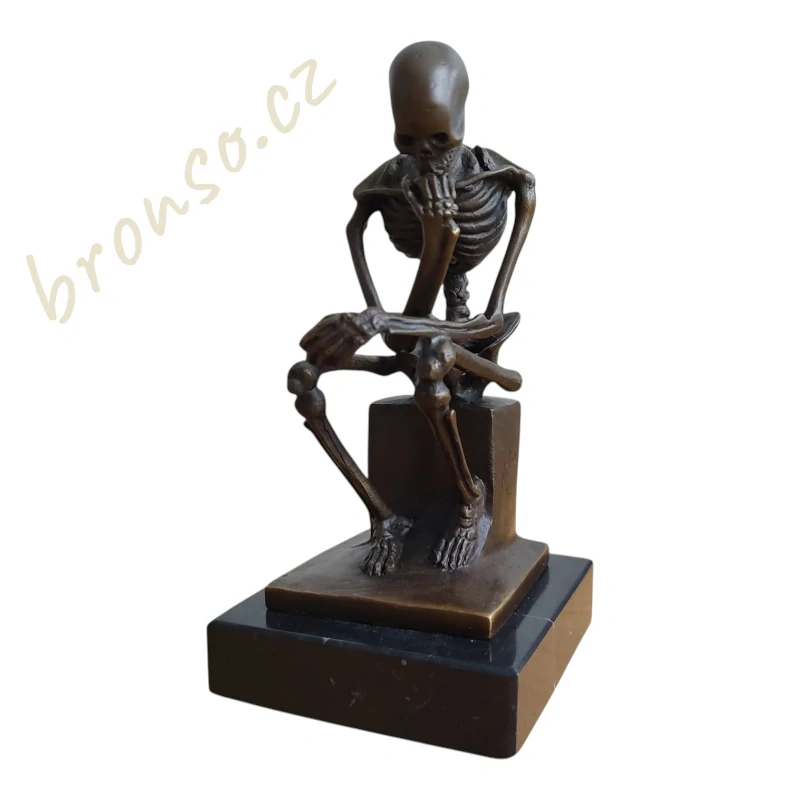 Myslitel – sedící kostra, bronzová soška s filozofickým motivem, umělecká dekorace