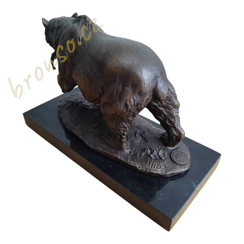 Medvěd s rybou – bronzová socha, zvířecí umělecká dekorace