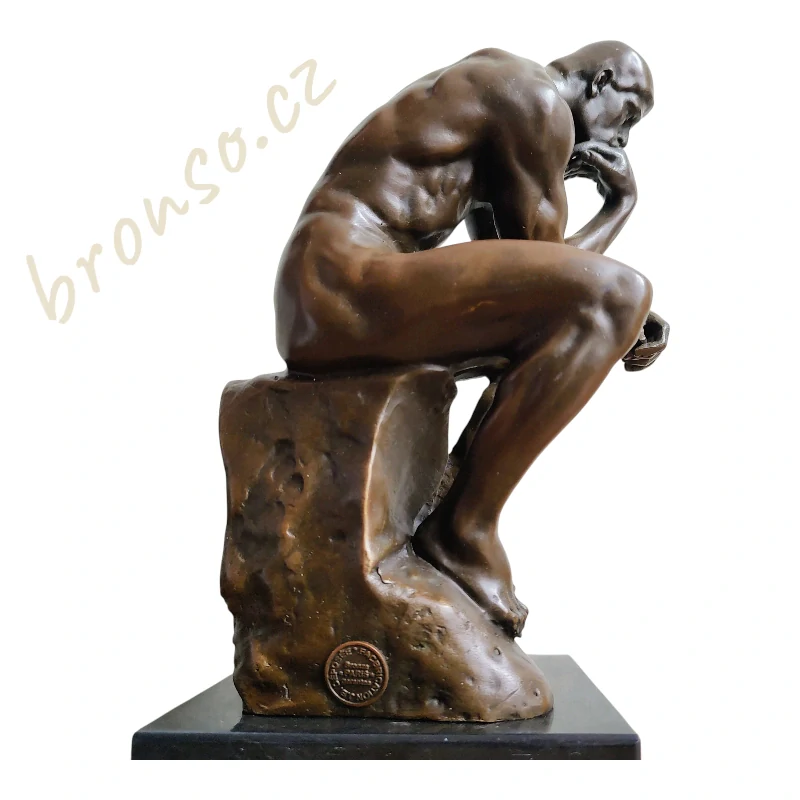 Bronzová socha „Myslitel“ podle A. Rodina na mramorovém podstavci (Le Penseur)