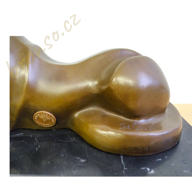 Bronzová socha ležící kočky – kubistický styl podle Michel Decoux | Signovaná, číslovaná, na mramoru