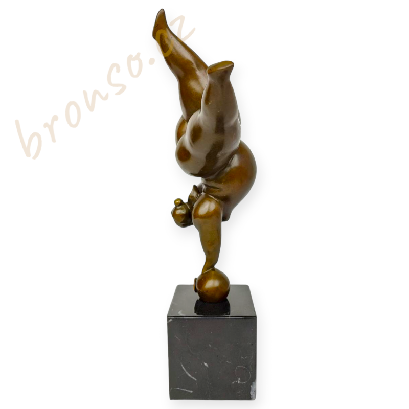 Dáma balancující na jedné ruce – moderní bronzová soška, elegantní umělecká dekorace