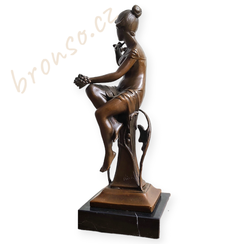 Elegantní socha ženy s ptáky z bronzu