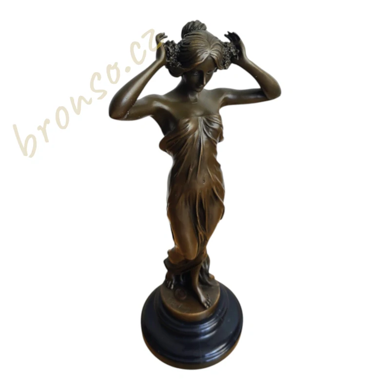 Nymfa s květinami ve vlasech – bronzová socha