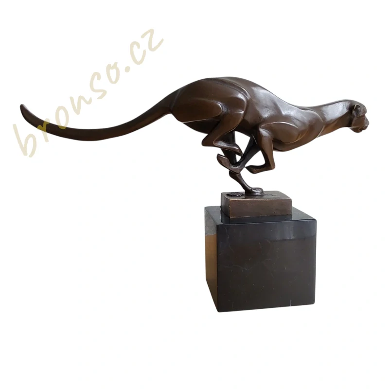 Moderní bronzová socha geparda – běžící gepard na mramorovém podstavci, elegantní zvířecí dekorace