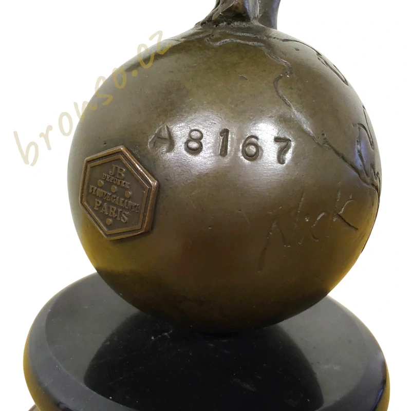 Bohyně země – bronzová soška