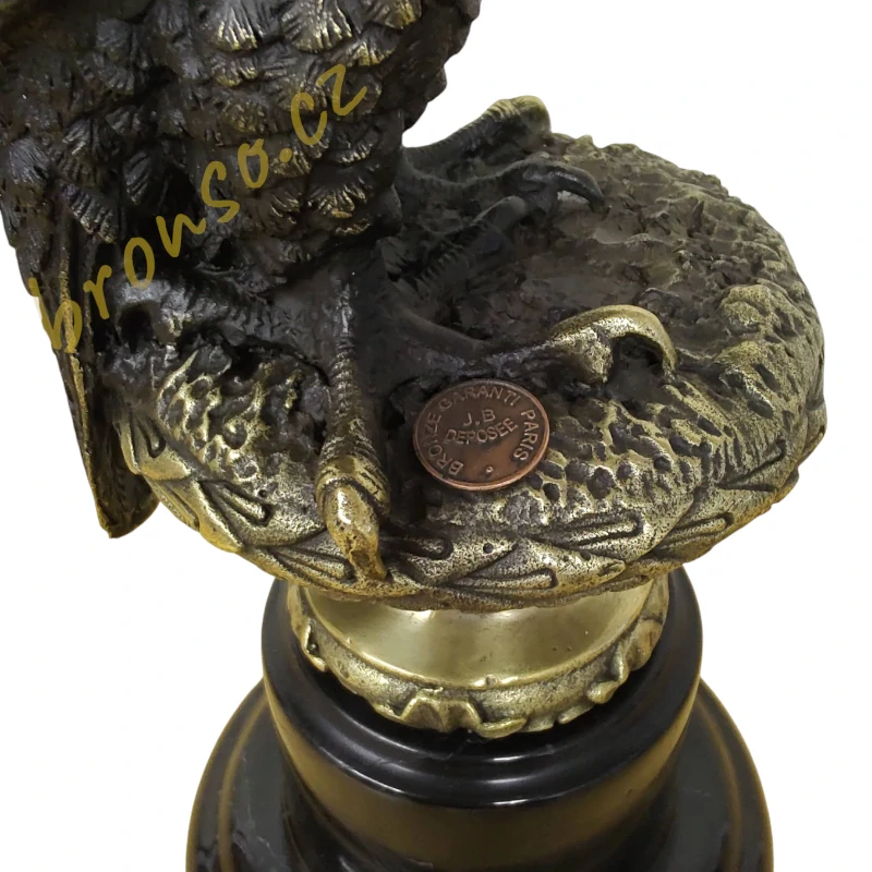 Bronzová socha orla – dekorace na mramorovém podstavci