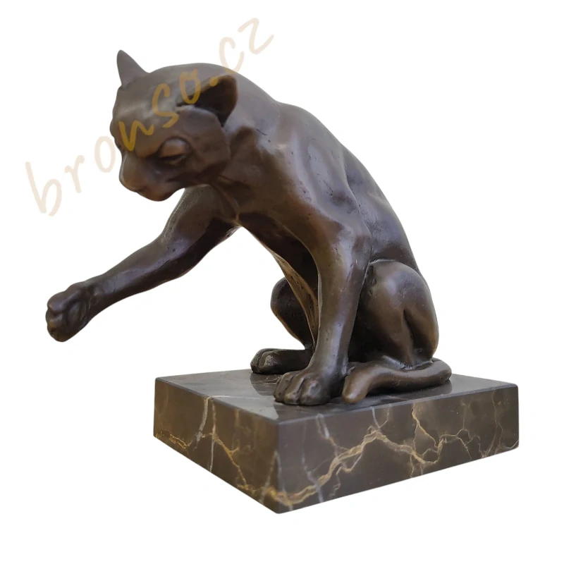 Hrající si kočka – bronzová socha