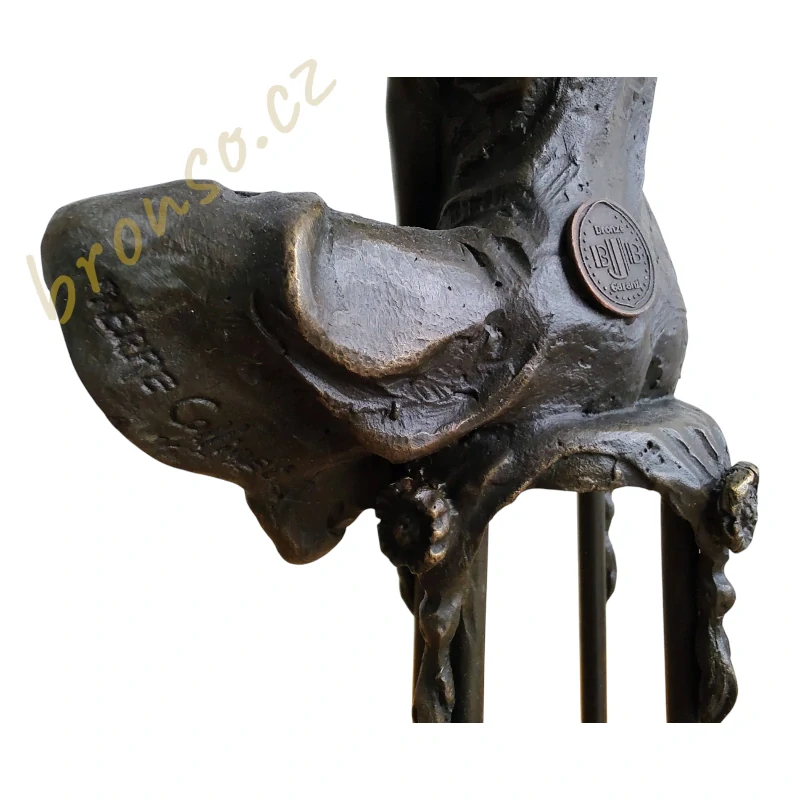 Elegantní bronzová socha sedící ženy na barové stoličce