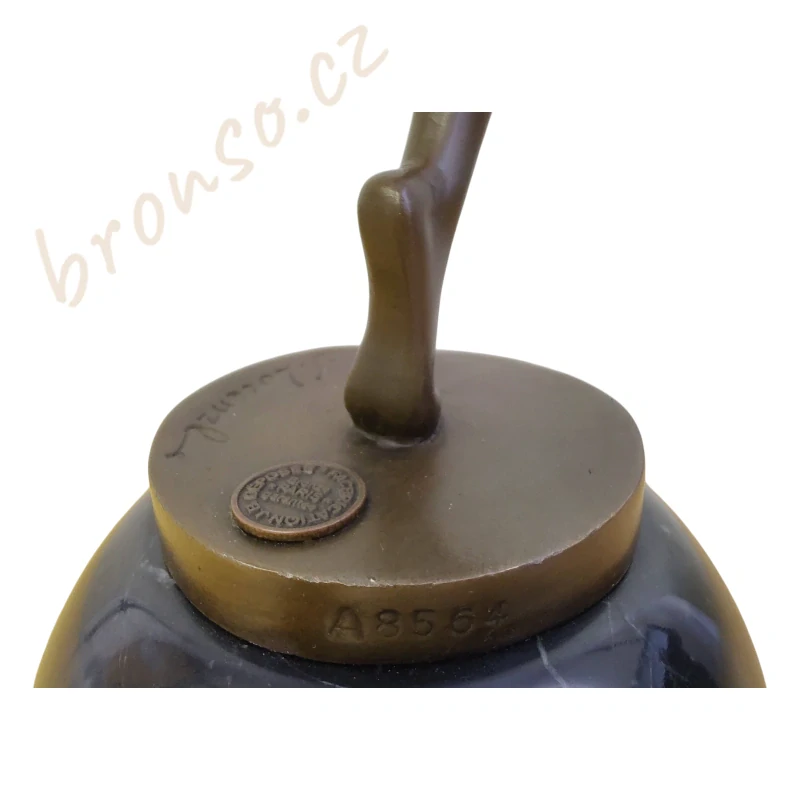 The Bat Girl – bronzová socha