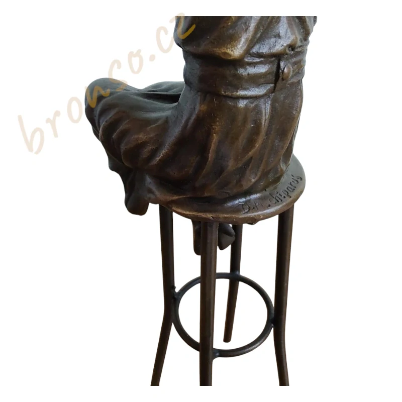 Žena sedící na stoličce – bronzová soška, elegantní ručně vyrobená umělecká dekorace