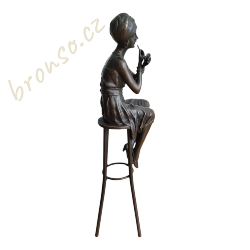 Žena sedící na stoličce – bronzová soška, elegantní ručně vyrobená umělecká dekorace