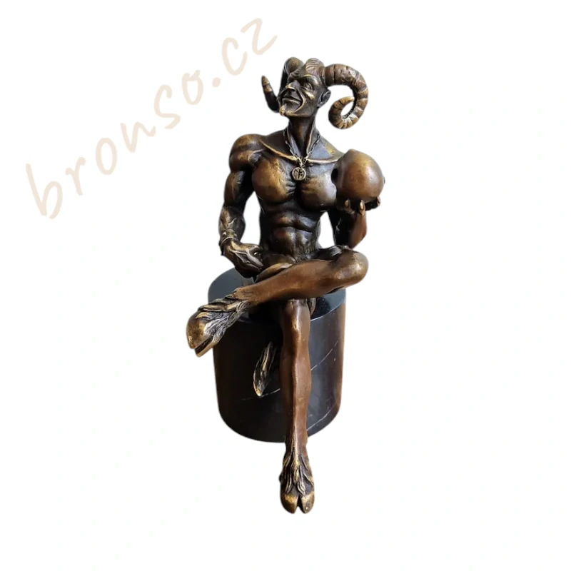 Socha satyra držícího kostru – bronzová socha inspirovaná řeckou mytologií