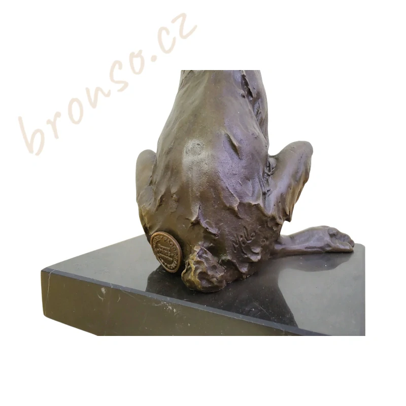 Sedící zajíc - bronzová socha