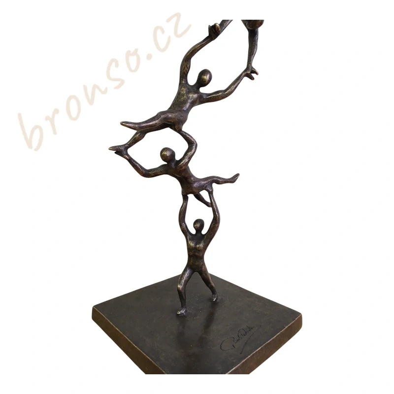 Socha lidské věže – elegantní bronzoví akrobaté ve spirálovitém vzestupu, moderní umělecká dekorace