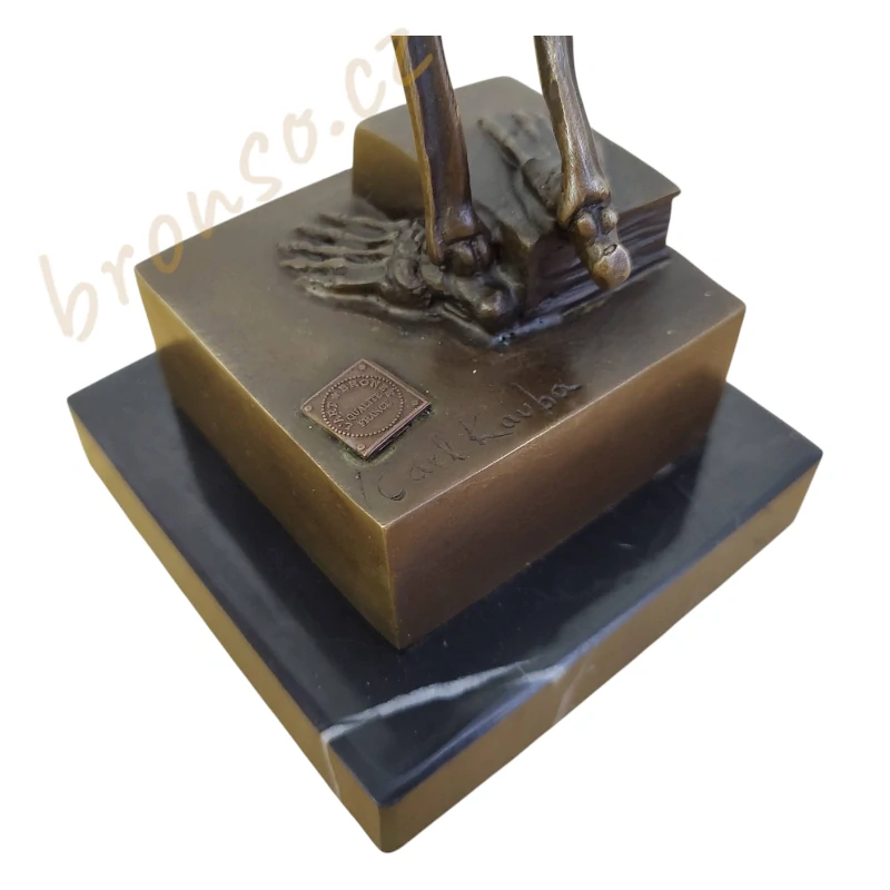 Bronzová socha kostry s lebkou – soška kostlivec