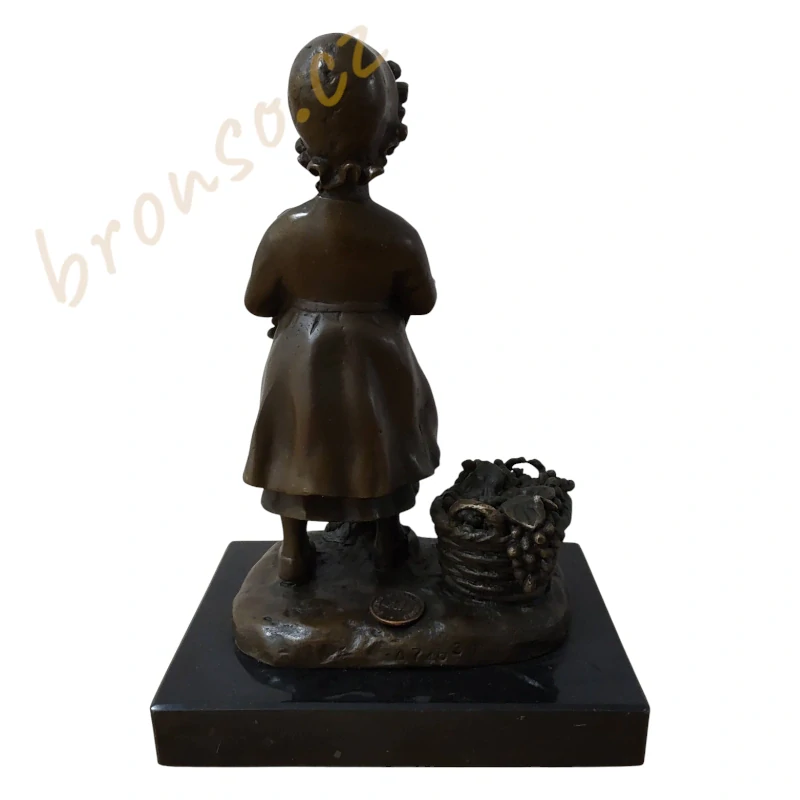 Bronzová soška dívky na mramorovém podstavci – signované umělecké dílo, ručně vyrobená dekorace