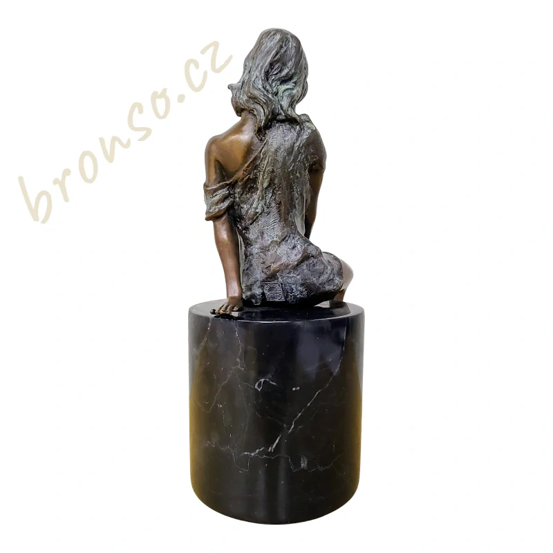 Bronzová socha ženy v modrých šatech – elegantní umělecké ztvárnění ženské postavy