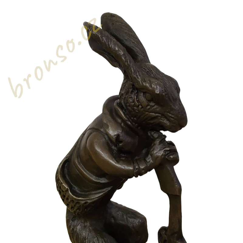 Lovecký zajíc – bronzová soška na mramorovém podstavci