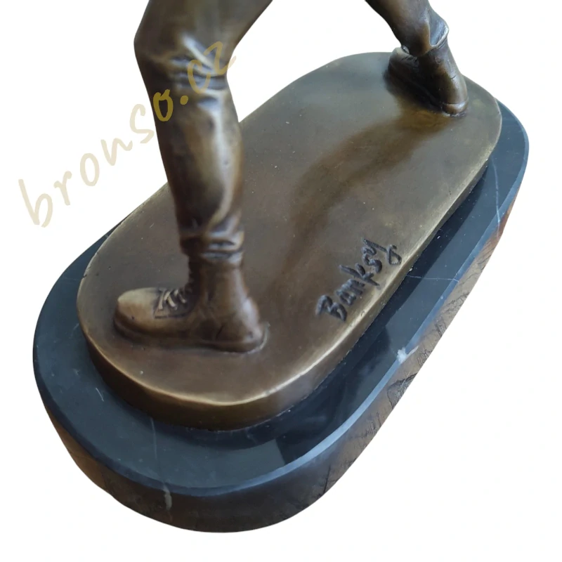 Bronzová socha Banksy: Flower Thrower – Hodící se květinář - Moderní umění, designová soška