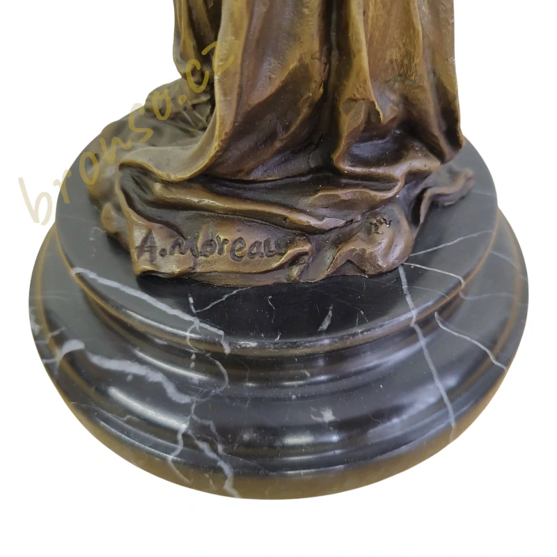 Bronzová socha anděla podepsaná A. Moreau. Pravý bronz s patinou, mramorový podstavec, elegantní umělecká dekorace do interiéru.
