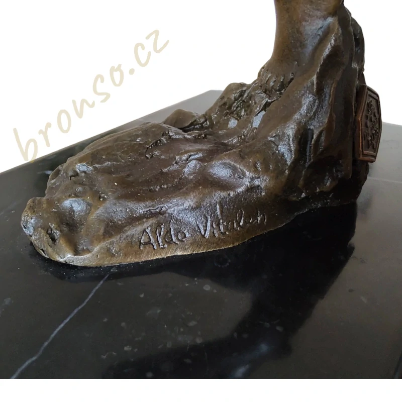 Tančící pár - Dynamická bronzová socha páru podepsaná Aldo Vitaleh