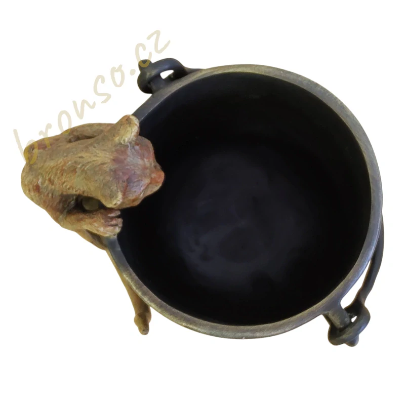 Bronzová kočka na kotlíku – soška ve stylu vídeňského bronzu, podepsaná L.A. Carvin