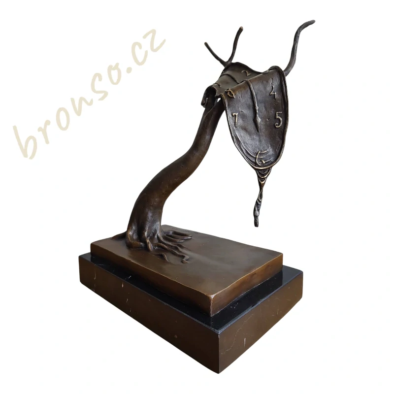 Rozteklé hodiny – surrealistická bronzová socha ve stylu Salvadora Dalího