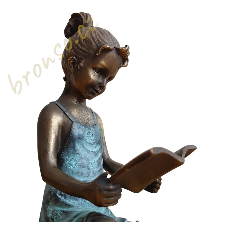 Bronzová soška dívky se knihou – čtenářka, dekorace do interiéru i zahrady, dárek pro milovníky knih