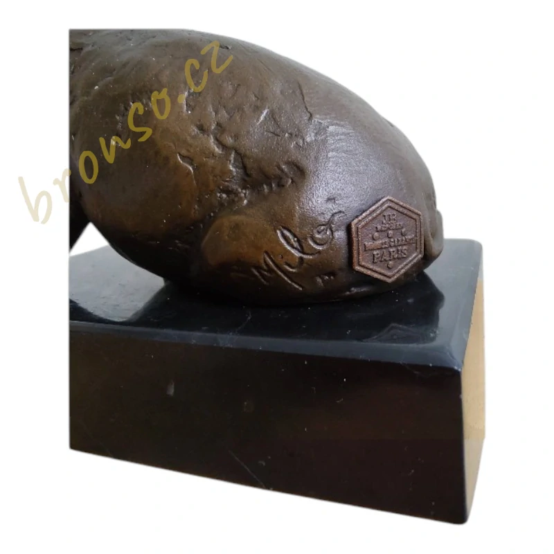 Bronzová socha prasátka na mramoru – signovaný bronz s patinou, slévárenská značka, dekorace, sběratelský dárek