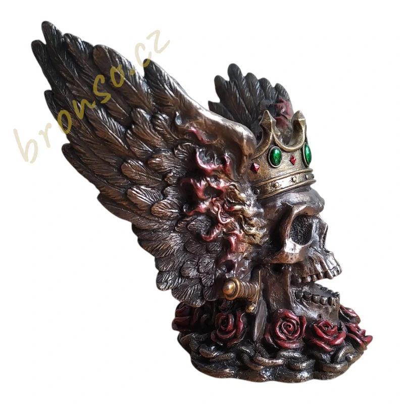 Lebka krále s korunou a křídly – gotická dark fantasy dekorace, originální dárek WU77632A4