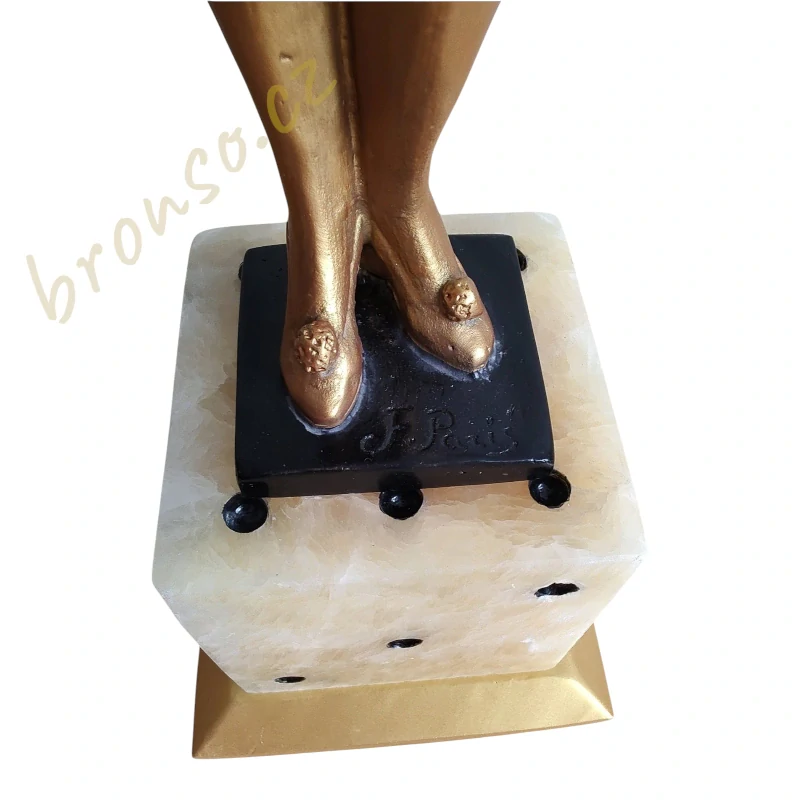 Art Deco socha tanečnice na kostce – elegantní dekorace, vintage styl, výrazná figurka do interiéru