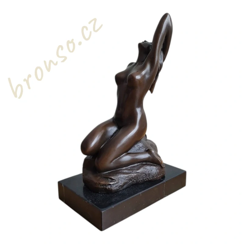 Smyslná bronzová socha nahé ženy – klečící ženská figura na mramorovém podstavci, erotická umělecká dekorace, elegantní bytový doplněk