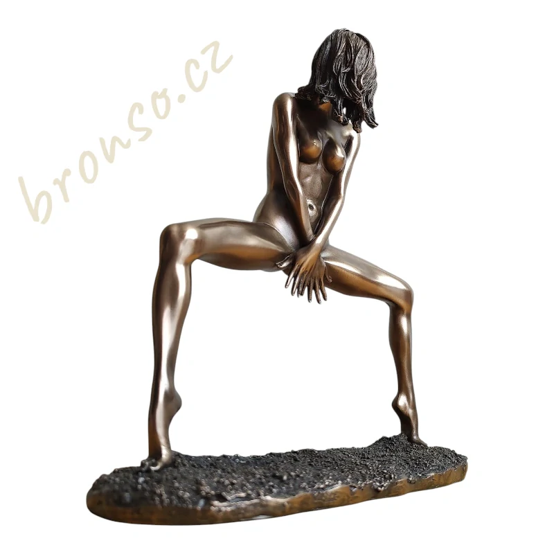 Žena v širokém postoji, senzuální soška ženy – elegantní akt, umělecká figurka, moderní dekorace Veronese WU70887A1