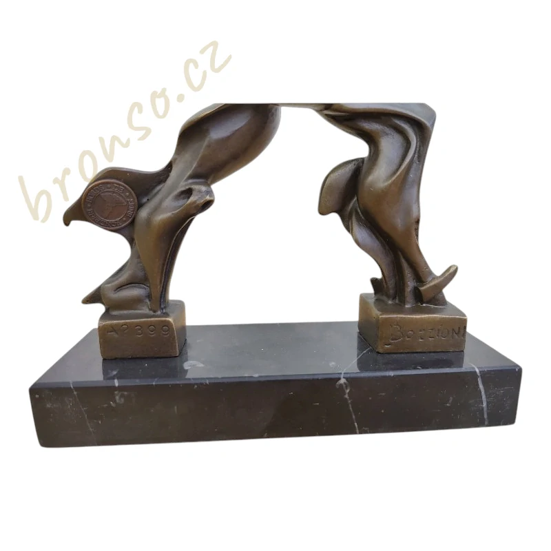 Futuristická bronzová soška – Unique Forms of Continuity in Space – Jedinečné formy kontinuity v prostoru – Umberto Boccioni abstraktní moderní umění