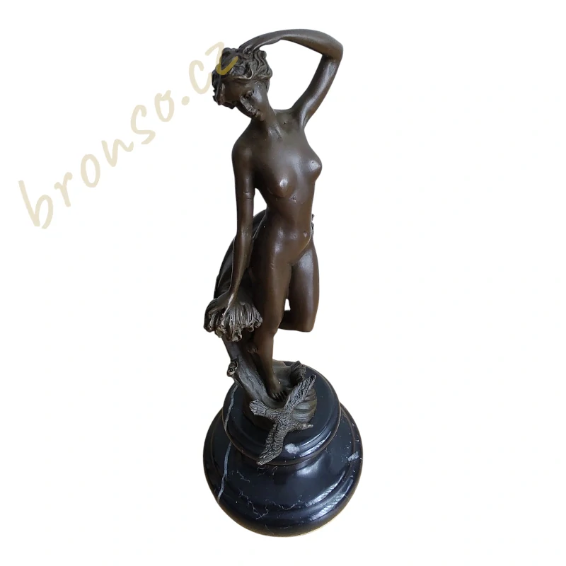 Dáma s ptáčkem - Bronzová soška Venuše - Leonardo Bistolfi, elegantní ženský akt