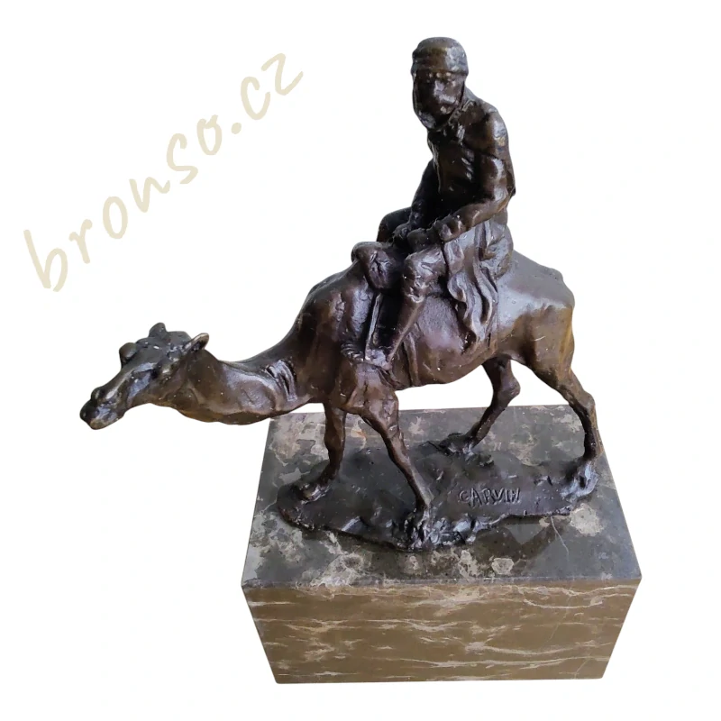 Bronzová socha beduína na velbloudovi – signováno Carvin, pravý bronz na mramoru
