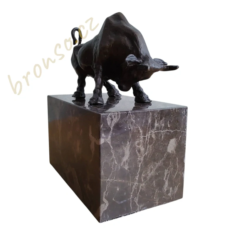 Impozantní bronzový býk Wall Street – symbol síly, úspěchu a prosperity, pravý bronz na mramoru