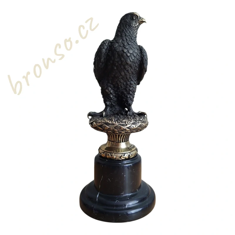 Orel na mramorovém podstavci – signovaný bronz A. Thorburn, francouzská sběratelská socha