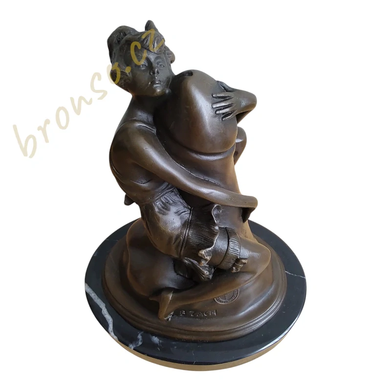 Bronzová socha ženy objímající falus