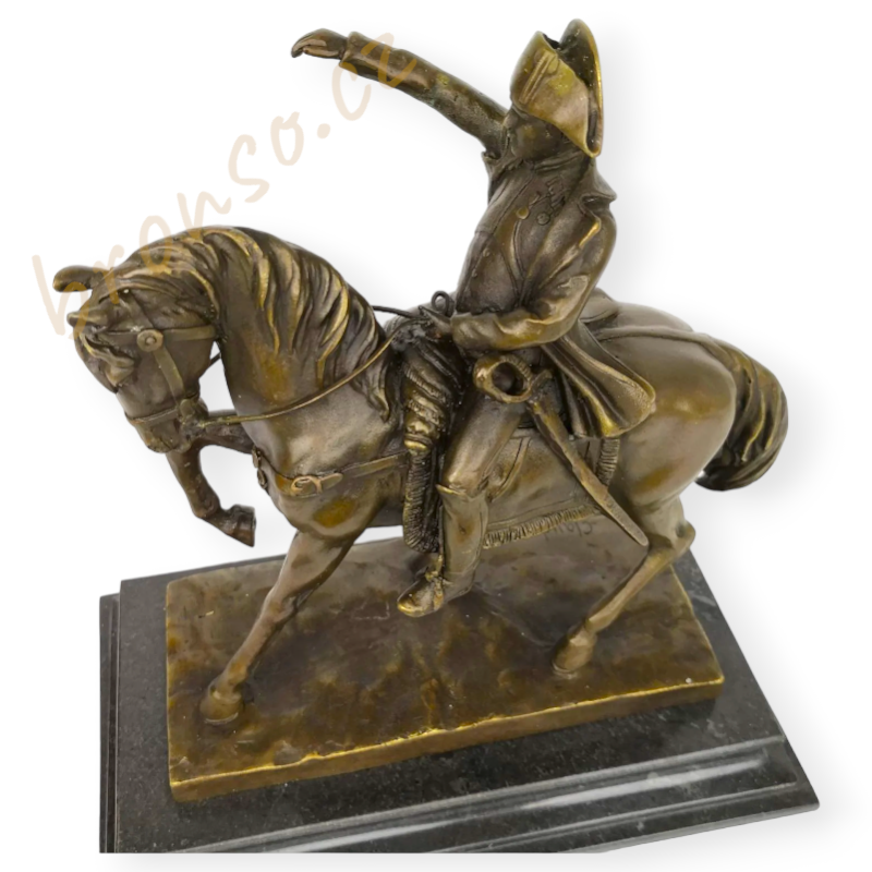 Napoleon Bonaparte na koni – bronzová socha