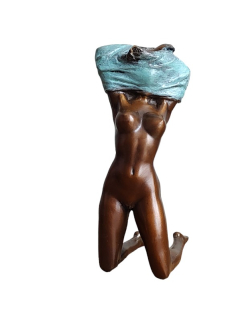 Akt ženy – bronzová soška, elegantní umělecká dekorace inspirovaná ženskou krásou