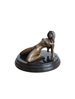 Akt ženy – bronzová socha, umělecké dílo oslavující krásu lidského těla