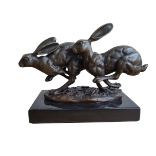 Dva běžící zajíci – bronzová soška