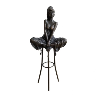 Elegantní bronzová socha sedící ženy na barové stoličce