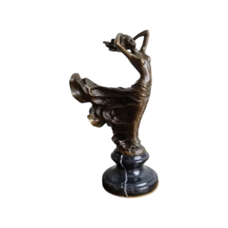 Bronzová socha Dáma s vlajícími šaty – elegantní umělecká figurka z pravého bronzu