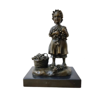 Bronzová soška dívky na mramorovém podstavci – signované umělecké dílo, ručně vyrobená dekorace