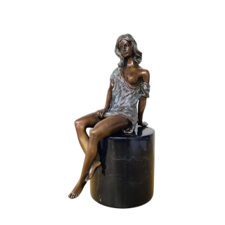 Bronzová socha ženy v modrých šatech – elegantní umělecké ztvárnění ženské postavy