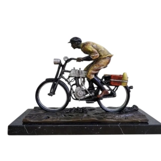 Vídeňský bronz – socha motorkáře ve stylu Art Nouveau, signováno Decker